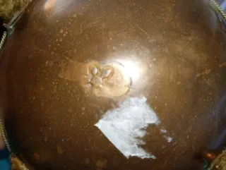 Tetera antigua decorada con joya verde