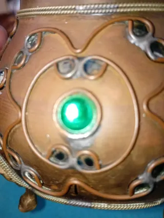 Tetera antigua decorada con joya verde