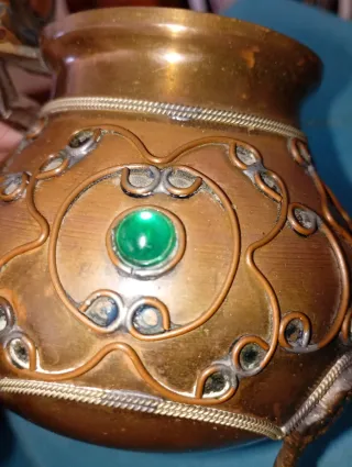 Tetera antigua decorada con joya verde