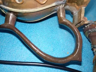 Tetera antigua decorada con joya verde