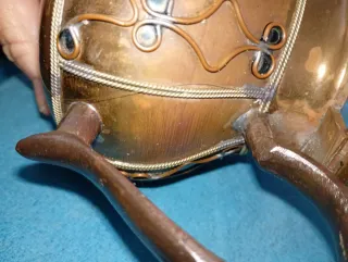 Tetera antigua decorada con joya verde