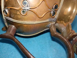 Tetera antigua decorada con joya verde