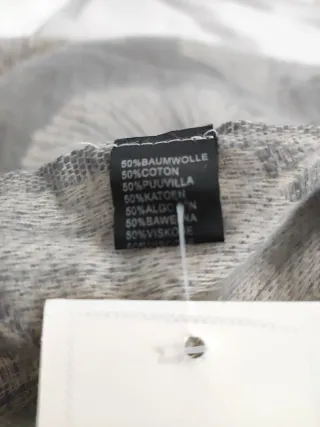 Bufanda gris y beige con pompones. Nueva