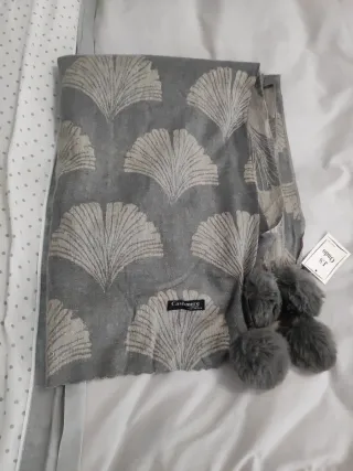Bufanda gris y beige con pompones. Nueva
