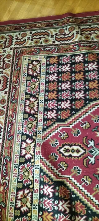 Alfombra de lana roja y negra