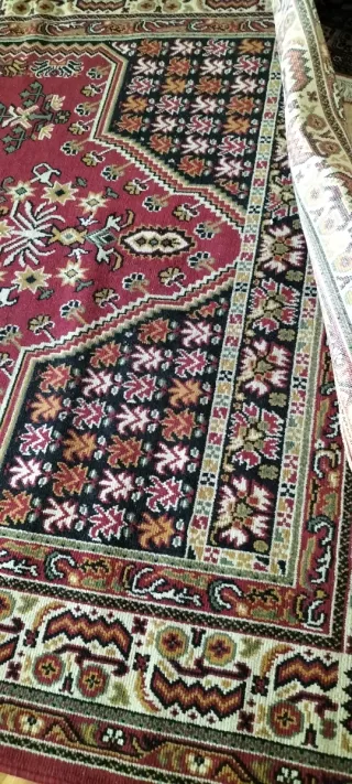 Alfombra de lana roja y negra