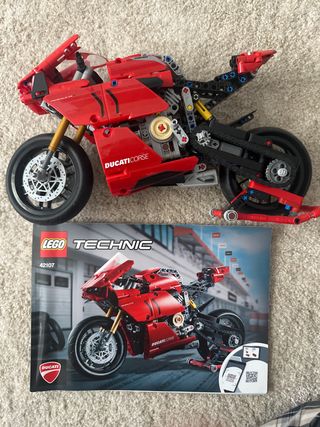 Lego Technic Ducati Panigale V4R 42107