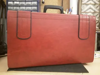 Maleta roja de cuero