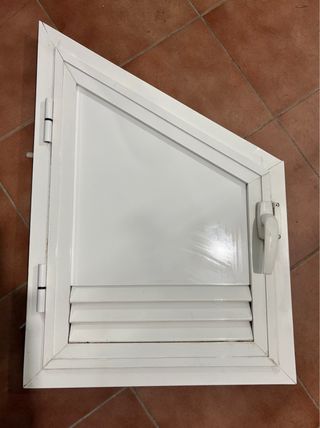 Puerta aluminio hueco bajo escalera