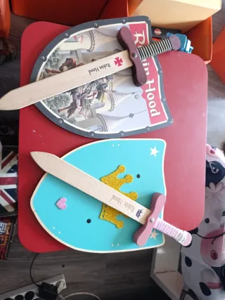 Escudos y espadas de juguete