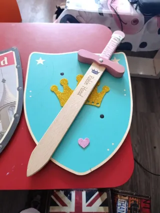 Escudos y espadas de juguete