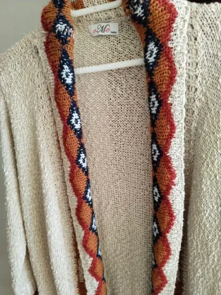 Cárdigan largo beige con estampado étnico