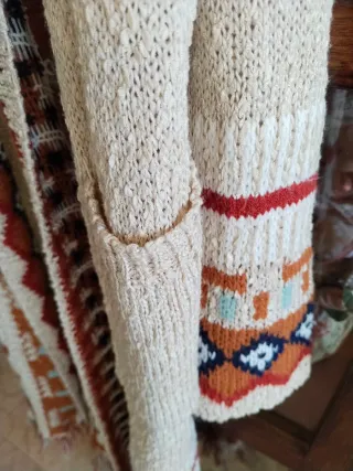 Cárdigan largo beige con estampado étnico