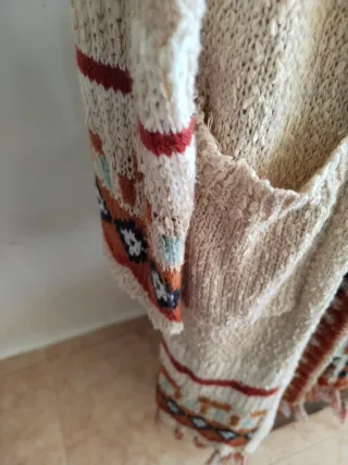 Cárdigan largo beige con estampado étnico