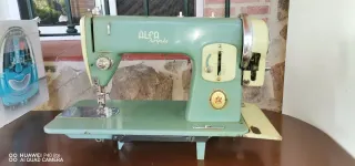Máquina de coser Alfa antigua