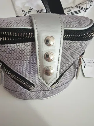 Riñonera Kenzo Bumbag gris y plateada