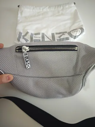 Riñonera Kenzo Bumbag gris y plateada
