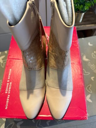 Botines de piel color topo Talla 41 tacon 4cm