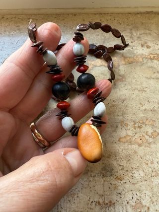 Collana etnica con semi made in Cuba