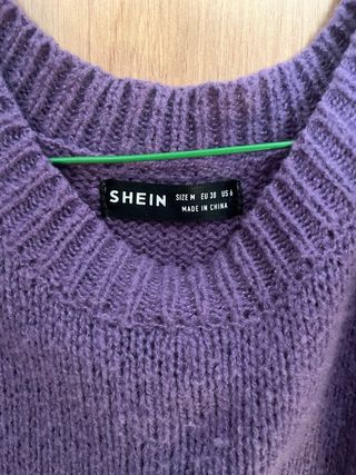 Jersey morado con hombros descubiertos