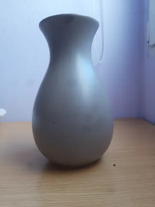 Jarrón gris decorativo