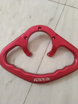 Agarre depósito pasajero GSX-R rojo