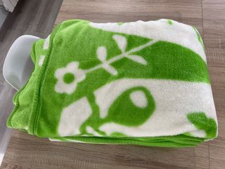 Manta de forro polar verde y blanco