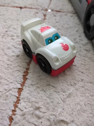 Camión de juguete grande y coche pequeño