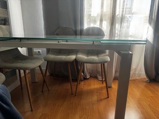 Mesa de comedor de cristal y metal