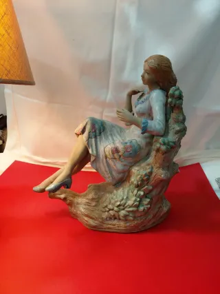 Escultura PAL Mujer Sentada CE0086