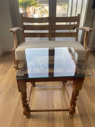 Sofá de madera natural y cojín beige