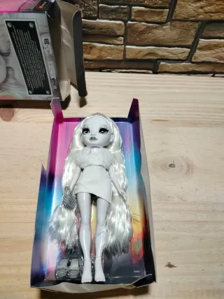 RAINBOW HIGH Shadow High Natasha Zima Muñeca