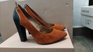 Zapatos de tacón naranja y negro. Cuplé