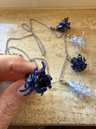 Collana artigianale fiori blu e trasparenti