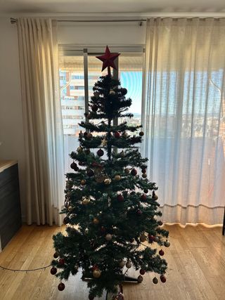 Árbol de Navidad con adornos