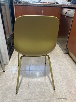 Dos sillas amarillas plástico resistente.