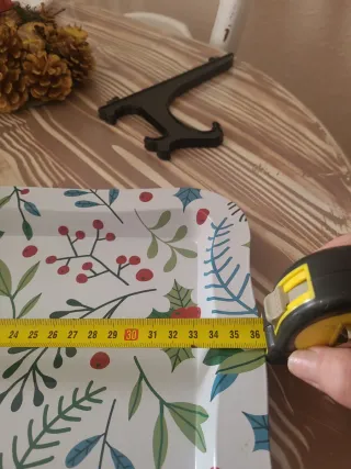 Bandeja metálica decorada con motivos navideños