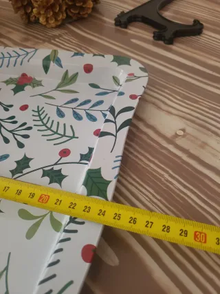 Bandeja metálica decorada con motivos navideños