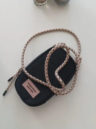 Bolso móvil Stradivarius negro y rosa