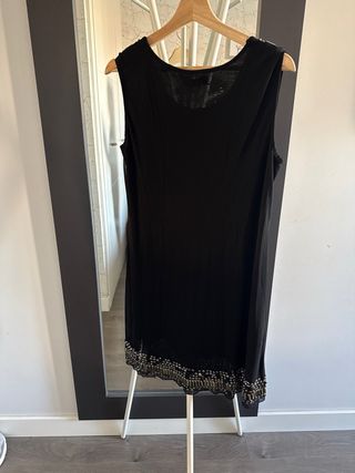 Vestido negro con pedrería plateada