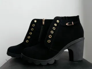 Botines negros de cordones y tacón.