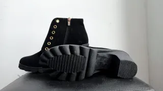 Botines negros de cordones y tacón.