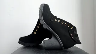 Botines negros de cordones y tacón.