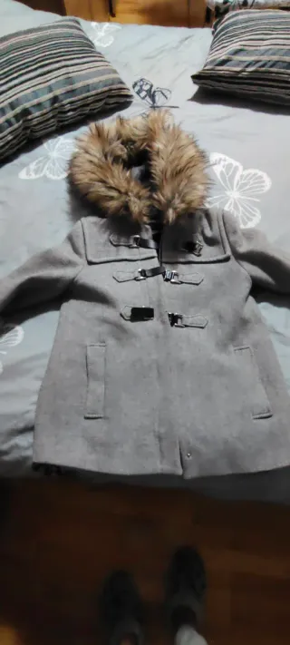 Chamarra gris con gorro peludo Talla S