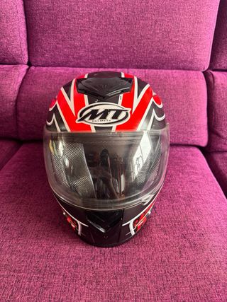 Casco de moto deportivo rojo y negro