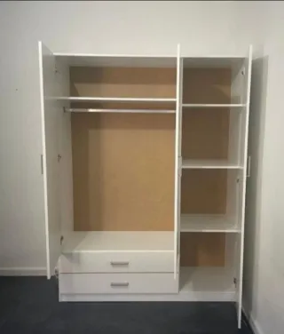 Armario blanco con cajones