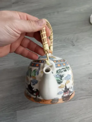 Teiera cinese in porcellana decorata