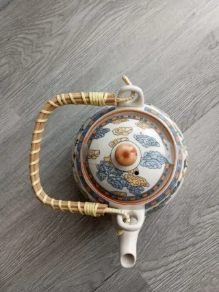 Teiera cinese in porcellana decorata