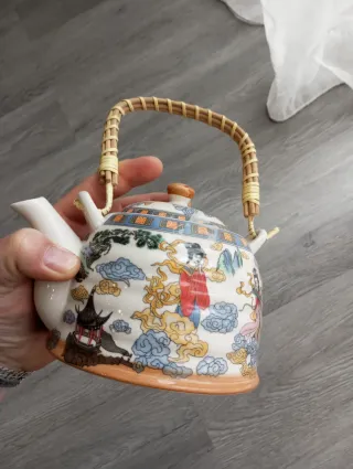 Teiera cinese in porcellana decorata