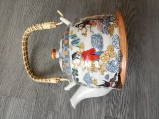 Teiera cinese in porcellana decorata